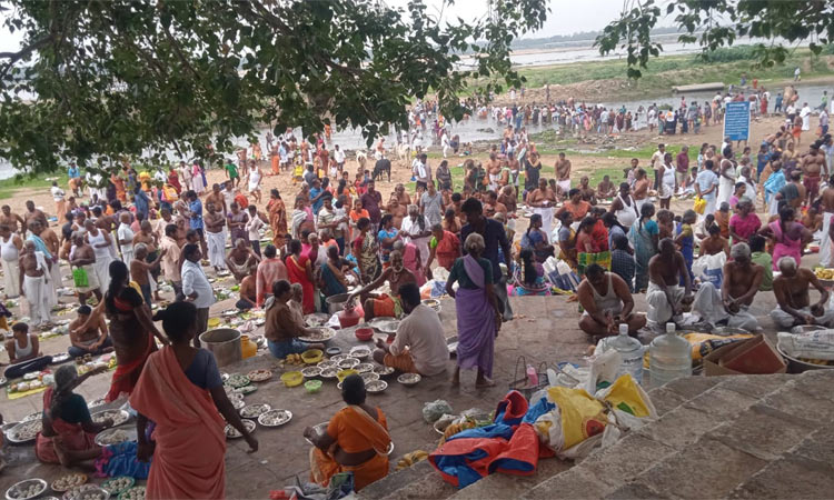 மகாளய அமாவாசை... நீர்நிலைகளில் ஏராளமானோர் புனித நீராடி முன்னோர்களுக்கு தர்ப்பணம்