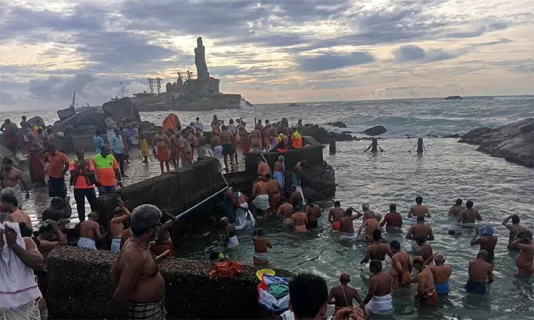 மகாளய அமாவாசை... நீர்நிலைகளில் ஏராளமானோர் புனித நீராடி முன்னோர்களுக்கு தர்ப்பணம்