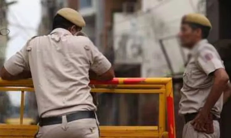 உயர் அதிகாரியின் தாயாருக்கு சிகிச்சை அளிக்க.. அரசு டாக்டரை வலுக்கட்டாயமாக இழுத்து சென்ற போலீசார்