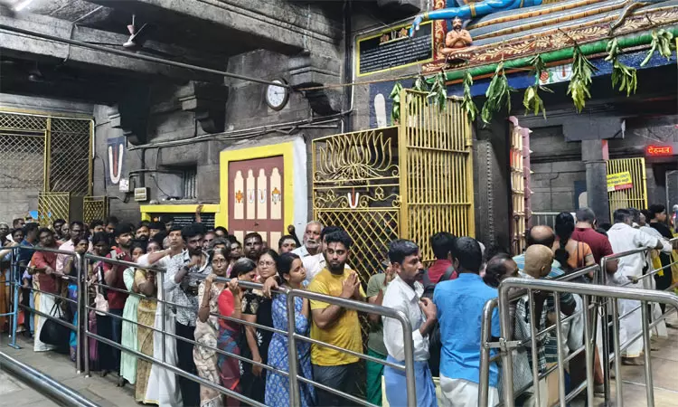 மகாளய அமாவாசை.. திருவள்ளூர் வீரராகவா் கோவிலில் குவிந்த பக்தர்கள்