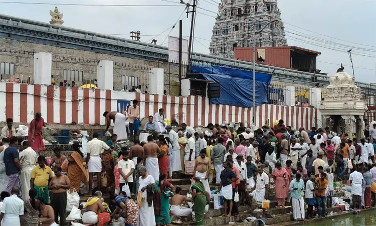 மகாளய அமாவாசை.. திருவள்ளூர் வீரராகவா் கோவிலில் குவிந்த பக்தர்கள்