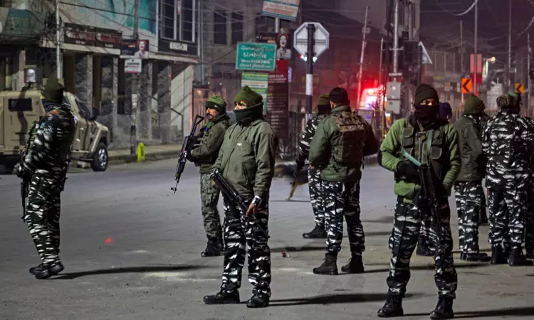 காஷ்மீர்: பாதுகாப்புப்படையினர், பயங்கரவாதிகள் இடையே மோதல் காஷ்மீர்: பாதுகாப்புப்படையினர், பயங்கரவாதிகள் இடையே மோதல்