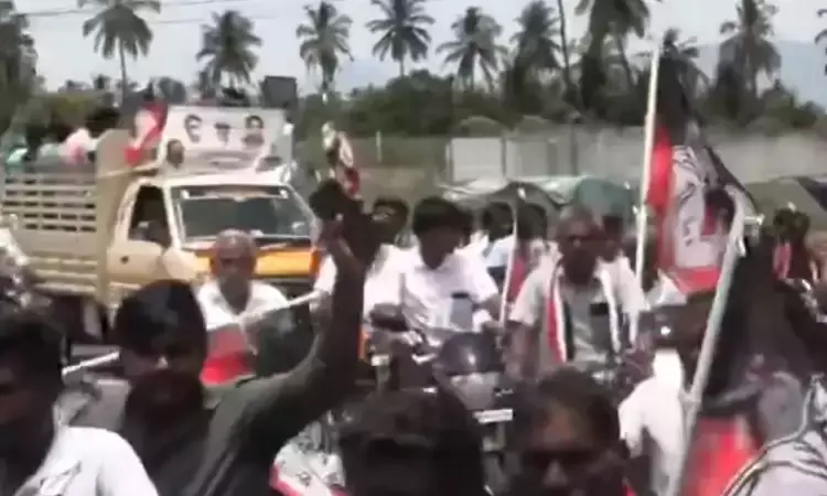 செங்கோட்டையன் வீட்டுக்கு படையெடுத்த ஓபிஎஸ் ஆதரவாளர்கள் செங்கோட்டையன் வீட்டுக்கு படையெடுத்த ஓபிஎஸ் ஆதரவாளர்கள்