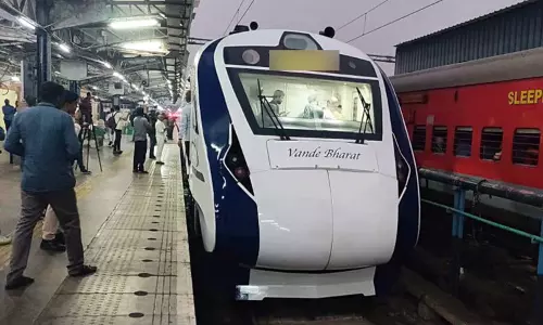 சென்னை வந்தே பாரத் எக்ஸ்பிரஸ் ரெயில் 4 மணி நேரம் தாமதம்; பயணிகள் அவதி
