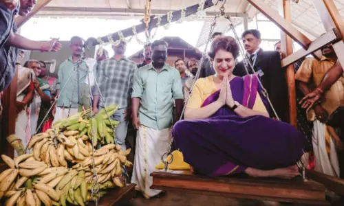 கேரளாவில் உள்ள மகாவிஷ்ணு கோவிலில் பிரியங்கா காந்தி துலாபாரம்