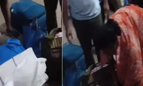 முதல் வகுப்பு ஏ.சி. ரெயில் பெட்டியில் போர்வைகளை திருட முயன்ற பயணிகள்; மடக்கிப் பிடித்த அதிகாரிகள்