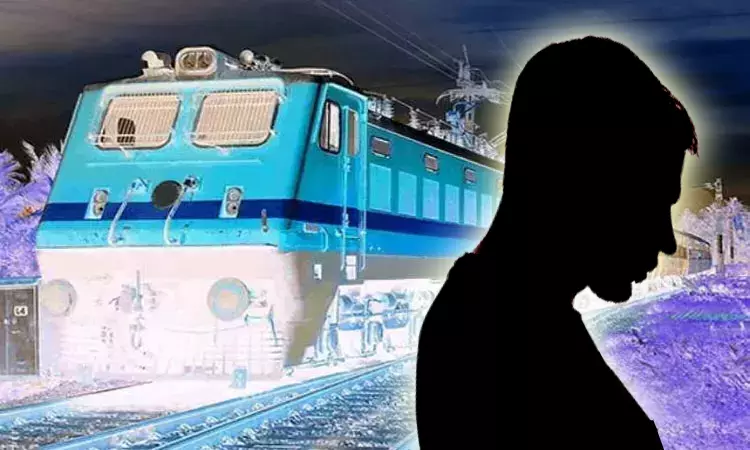 பாலியல் தொந்தரவு: திருச்சி அண்ணா பல்கலைக்கழக மாணவர் ரெயில் முன் பாய்ந்து தற்கொலை