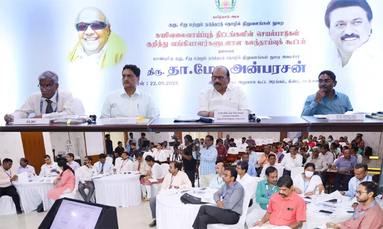 பொருளாதாரத்தை உயர்த்தும் திட்டங்களுக்கு வங்கிகள் முன்னுரிமை அளிக்க வேண்டும்: அமைச்சர் வேண்டுகோள்