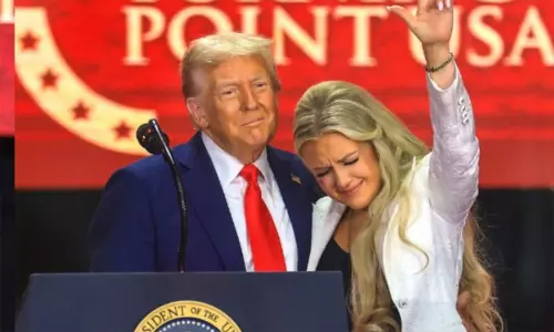 நினைவேந்தல் நிகழ்ச்சி: சார்லி கிர்க் மனைவியின் அருகில் நடனமாடிய டிரம்ப்