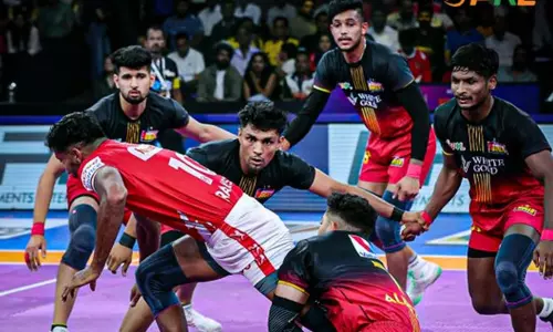 புரோ கபடி லீக்: குஜராத் ஜெயண்ட்ஸை வீழ்த்தி திரில் வெற்றி பெற்ற பெங்களூரு புல்ஸ் புரோ கபடி லீக்: குஜராத் ஜெயண்ட்ஸை வீழ்த்தி திரில் வெற்றி பெற்ற பெங்களூரு புல்ஸ்