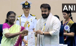 ஜனாதிபதியிடம் இருந்து விருதை பெற்றார் மோகன்லால்