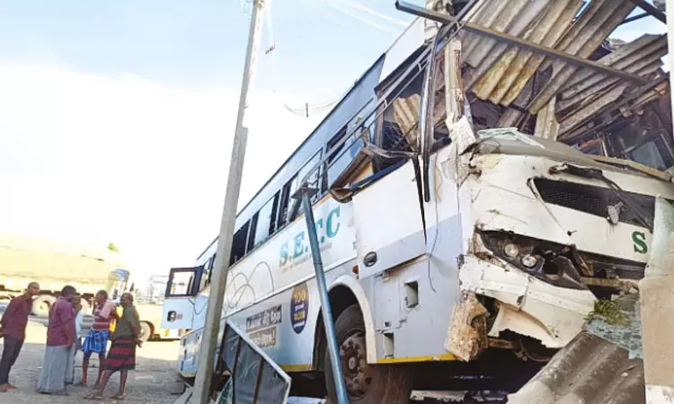 எட்டயபுரம் அருகே சாலையோர கடைக்குள் புகுந்த அரசு பஸ்: அதிர்ஷ்டவசமாக தப்பிய பயணிகள் எட்டயபுரம் அருகே சாலையோர கடைக்குள் புகுந்த அரசு பஸ்: அதிர்ஷ்டவசமாக தப்பிய பயணிகள்