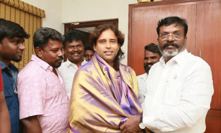 திருமாவளவனை சந்தித்து வாழ்த்து பெற்ற தண்டகாரண்யம் படக்குழு