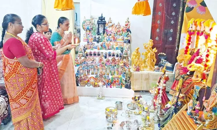 நவராத்திரி விழா தொடக்கம்: வீடுகளில் கொலு வைத்து மக்கள் வழிபாடு