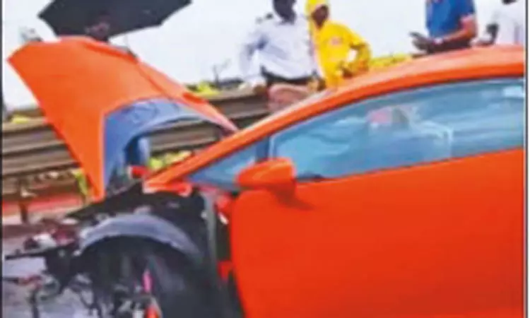 சினிமா காட்சிகளை மிஞ்சும் வகையில்.. சாலையில் சறுக்கி சென்று விபத்தில் சிக்கிய ரூ.5 கோடி சொகுசு கார் சினிமா காட்சிகளை மிஞ்சும் வகையில்.. சாலையில் சறுக்கி சென்று விபத்தில் சிக்கிய ரூ.5 கோடி சொகுசு கார்