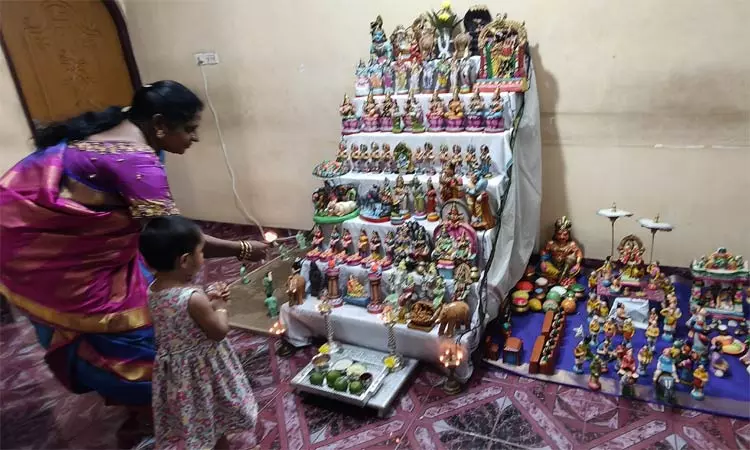 திருவள்ளூரில் நவராத்திரி விழா ஆரம்பம்... களைகட்டிய கொலு வழிபாடு