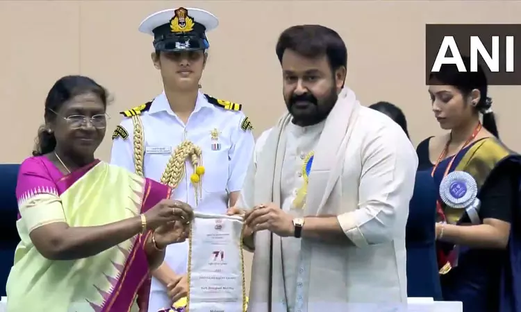 ஜனாதிபதியிடம் இருந்து விருதை பெற்றார் மோகன்லால் ஜனாதிபதியிடம் இருந்து விருதை பெற்றார் மோகன்லால்