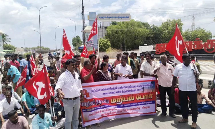 தூத்துக்குடி: பணி நிரந்தரம் கோரி மின்வாரிய தொழிலாளர்கள் மறியல்- 120 பேர் கைது தூத்துக்குடி: பணி நிரந்தரம் கோரி மின்வாரிய தொழிலாளர்கள் மறியல்- 120 பேர் கைது