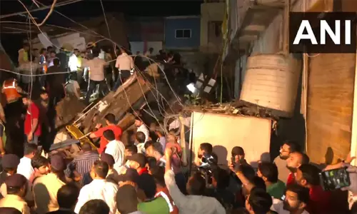 மத்திய பிரதேசம்:  3 அடுக்குமாடி கட்டிடம் இடிந்து விழுந்து 2 பேர் பலி; 12 பேர் காயம்