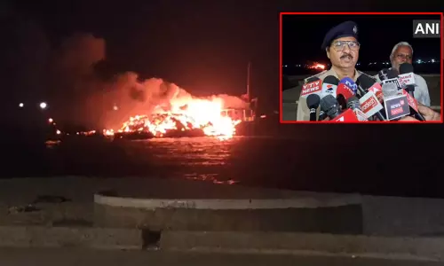 குஜராத்:  துறைமுகத்தில் காலையில் திடீரென தீப்பிடித்து எரிந்த சரக்கு கப்பல்