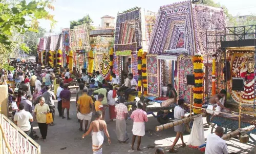 பாளையங்கோட்டையில் தசரா விழா.. 11 அம்மன் சப்பரங்கள் அணிவகுப்பு