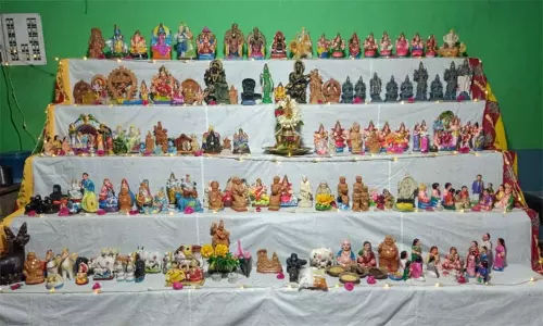 பரமத்தி வேலூர்: அம்மன் கோவில்களில் நவராத்திரி விழா.. கொலு பொம்மைகள் வைத்து வழிபாடு