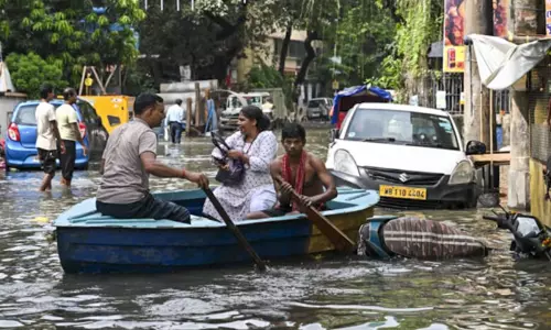 மேற்கு வங்காளத்தில் வெளுத்து வாங்கிய கனமழை; 10 பேர் பலி மேற்கு வங்காளத்தில் வெளுத்து வாங்கிய கனமழை; 10 பேர் பலி