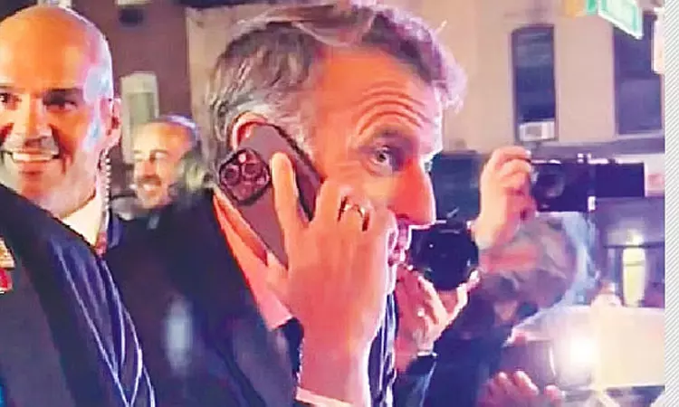 பிரான்ஸ் அதிபரை அமெரிக்க போலீசார்  தடுத்து நிறுத்தியதால் பரபரப்பு