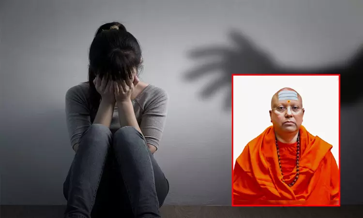 ஏழ்மையை பயன்படுத்தி பாலியல் துன்புறுத்தல்... பிரபல சாமியாருக்கு எதிராக 17 மாணவிகள் பகீர் புகார்