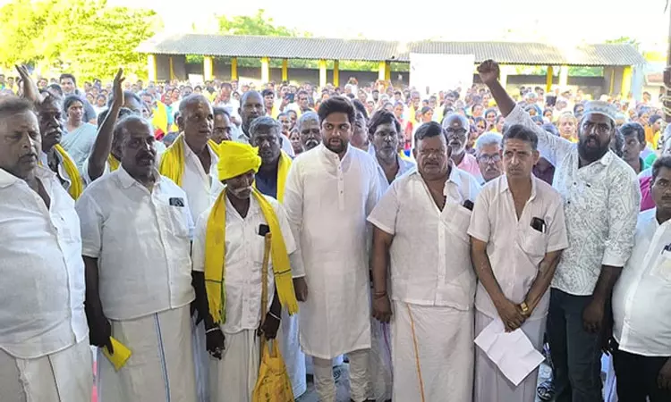 10-ம் வகுப்பு பாடத்தில் எட்டயபுரம் அரசர் குறித்து தவறான வரலாறு: திருத்த வலியுறுத்தி ஆர்ப்பாட்டம்