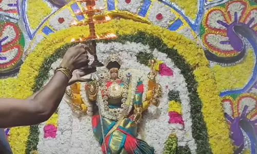 குலசை தசரா திருவிழா கோலாகலம்; துர்கை கோலத்தில் எழுந்தருளிய அம்மன்