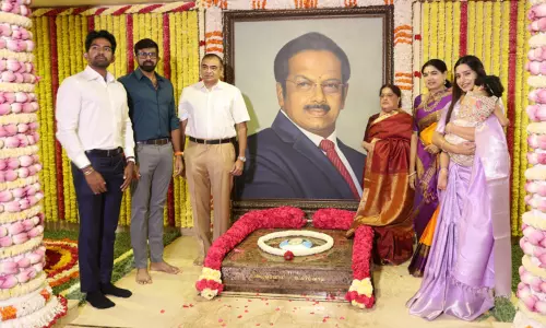 90-வது பிறந்த நாள்: டாக்டர் பா.சிவந்தி ஆதித்தனார் நினைவிடத்தில் மரியாதை 90-வது பிறந்த நாள்: டாக்டர் பா.சிவந்தி ஆதித்தனார் நினைவிடத்தில் மரியாதை
