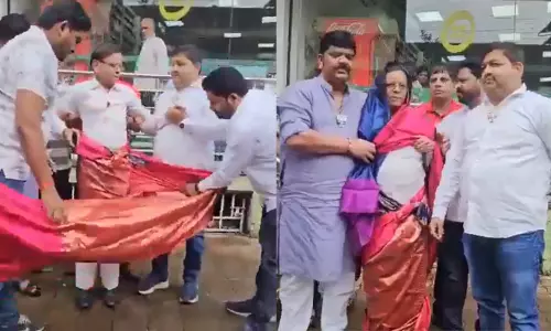 பிரதமர் மோடி அவமதிப்பு; பதிலடியாக காங்கிரஸ் பிரமுகருக்கு சேலை கட்டி விட்ட பா.ஜ.க. தொண்டர்கள்:  வைரலான வீடியோ