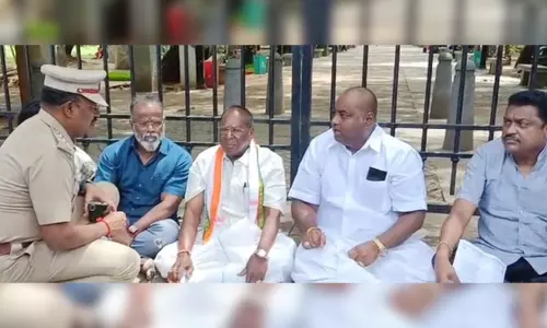 புதுச்சேரி: கவர்னர் அலுவலகம்முன் முன்னாள் முதல்-மந்திரி உண்ணாவிரத போராட்டம் புதுச்சேரி: கவர்னர் அலுவலகம்முன் முன்னாள் முதல்-மந்திரி உண்ணாவிரத போராட்டம்