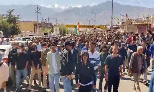 லடாக்: மாநில அந்தஸ்துக்கான போராட்டத்தில் வன்முறை - போலீசார் குவிப்பு