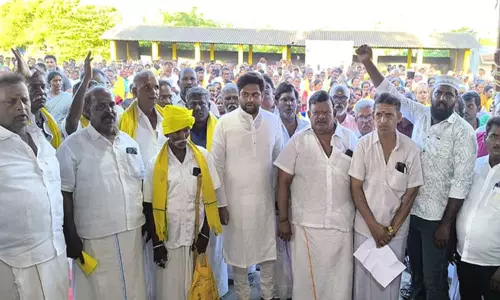10-ம் வகுப்பு பாடத்தில் எட்டயபுரம் அரசர் குறித்து தவறான வரலாறு: திருத்த வலியுறுத்தி ஆர்ப்பாட்டம் 10-ம் வகுப்பு பாடத்தில் எட்டயபுரம் அரசர் குறித்து தவறான வரலாறு: திருத்த வலியுறுத்தி ஆர்ப்பாட்டம்