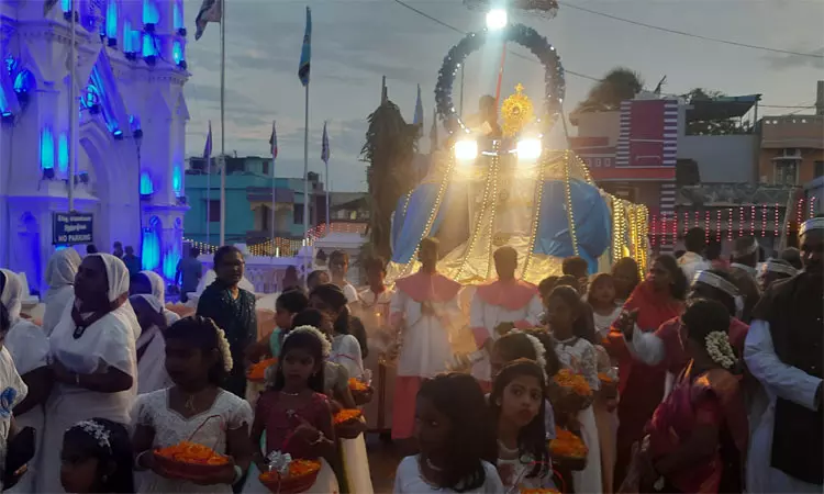 கன்னியாகுமரி தூய அலங்கார உபகார மாதா திருத்தலத்தில் நற்கருணை பவனி கன்னியாகுமரி தூய அலங்கார உபகார மாதா திருத்தலத்தில் நற்கருணை பவனி