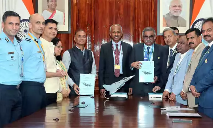 இந்திய விமானப்படைக்கு மேலும் 97 தேஜாஸ் போர் விமானங்கள்: மத்திய அரசு ஒப்பந்தம் இந்திய விமானப்படைக்கு மேலும் 97 தேஜாஸ் போர் விமானங்கள்: மத்திய அரசு ஒப்பந்தம்