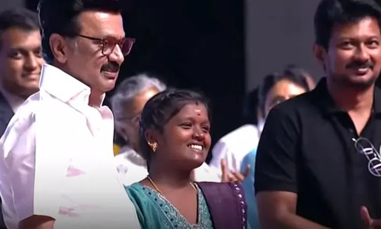 ‘பேனா’ வழங்கி வாழ்த்திய முதல்-அமைச்சர் மு.க.ஸ்டாலின்