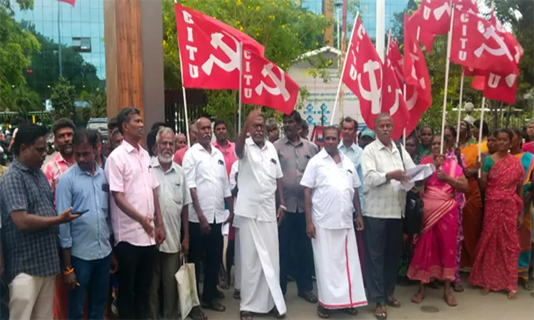 தூத்துக்குடி: தனியார் ஒப்பந்த அரசாணையை ரத்து செய்ய வலியுறுத்தி மாநகராட்சி தொழிலாளர்கள் போராட்டம்