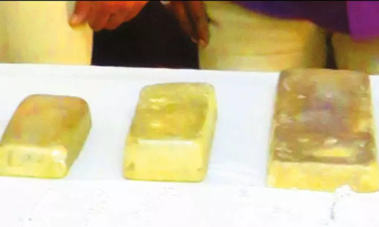 ஈரோடு ரெயில் நிலையத்தில் 18 கிலோ வெள்ளிக்கட்டிகள் பறிமுதல் ஈரோடு ரெயில் நிலையத்தில் 18 கிலோ வெள்ளிக்கட்டிகள் பறிமுதல்