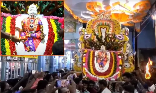 குலசேகரன்பட்டினம் தசரா திருவிழா: கற்பக விருட்ச வாகனத்தில் முத்தாரம்மன் வீதிஉலா குலசேகரன்பட்டினம் தசரா திருவிழா: கற்பக விருட்ச வாகனத்தில் முத்தாரம்மன் வீதிஉலா