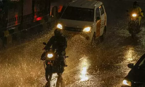 4 மாவட்டங்களில் நள்ளிரவு 1 மணி வரை மழைக்கு வாய்ப்பு 4 மாவட்டங்களில் நள்ளிரவு 1 மணி வரை மழைக்கு வாய்ப்பு