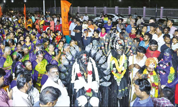 தூத்துக்குடியில் தசரா பண்டிகை: காளி வேடம் அணிந்த பக்தர்கள் ஊர்வலம்