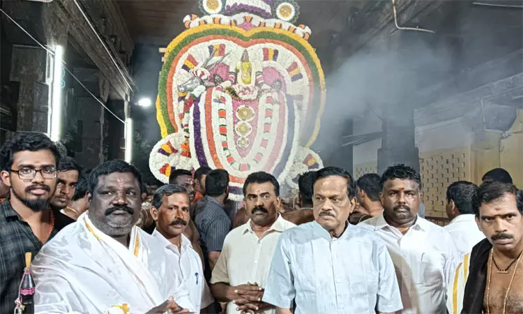 நவராத்திரி திருவிழா:  கொட்டும் மழையில் வெள்ளி கலைமான் வாகனத்தில் பகவதி அம்மன் பவனி