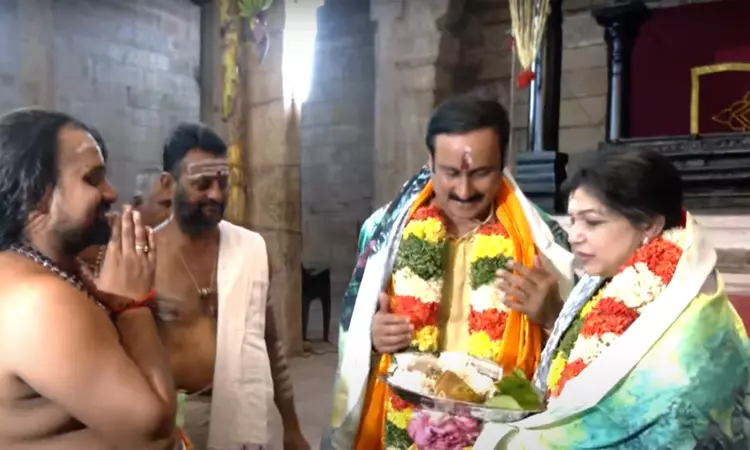 ஸ்ரீரங்கம் கோவிலில் அன்புமணி ராமதாஸ் மனைவியுடன் சாமி தரிசனம் ஸ்ரீரங்கம் கோவிலில் அன்புமணி ராமதாஸ் மனைவியுடன் சாமி தரிசனம்