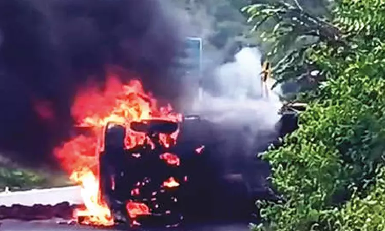 ஈரோடு : சரக்கு வாகனம் கவிழ்ந்து தீப்பிடித்ததால் பரபரப்பு ஈரோடு : சரக்கு வாகனம் கவிழ்ந்து தீப்பிடித்ததால் பரபரப்பு