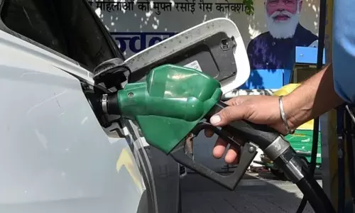 சென்னையில் இன்றைய பெட்ரோல், டீசல் விலை நிலவரம் சென்னையில் இன்றைய பெட்ரோல், டீசல் விலை நிலவரம்