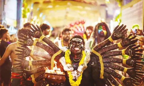 குலசை தசரா திருவிழா.. வேடமணியும் பக்தர்கள் கடைபிடிக்க வேண்டிய வழிமுறைகள் குலசை தசரா திருவிழா.. வேடமணியும் பக்தர்கள் கடைபிடிக்க வேண்டிய வழிமுறைகள்