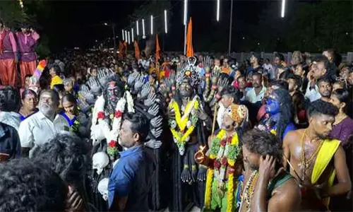 தூத்துக்குடியில் காளி வேடமணிந்த பக்தர்கள் ஊர்வலம் தூத்துக்குடியில் காளி வேடமணிந்த பக்தர்கள் ஊர்வலம்